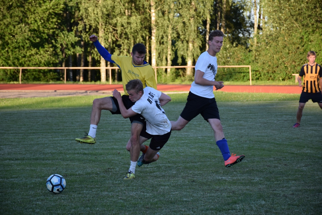Čempionāts ir sācies, lai dzīvo futbols! Aizkraukles novada atklātais minifutbola čempionāts ir sācies jaunā formātā, taču nemainīgas palikušas aizraujošās spēles.
Autors: Viesturs Kaktiņš