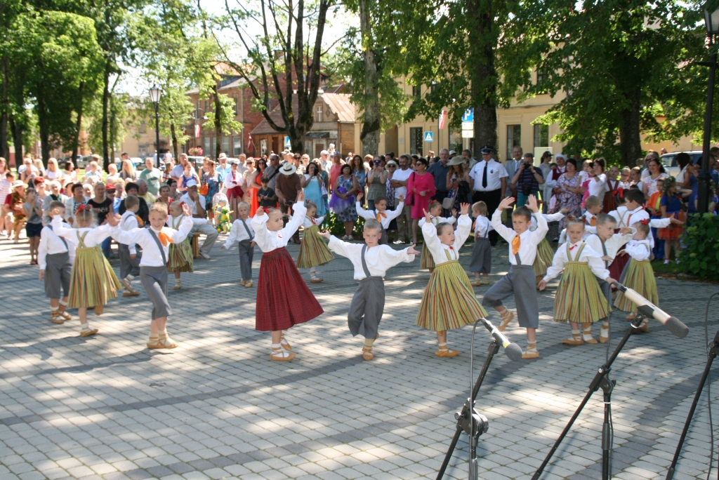 Dejo “Kodoliņš”. Lielus un mazus skatītājus iepriecināja deju kolektīva “Kodoliņš” dejotāji.
Autors: Edvīns Boķis