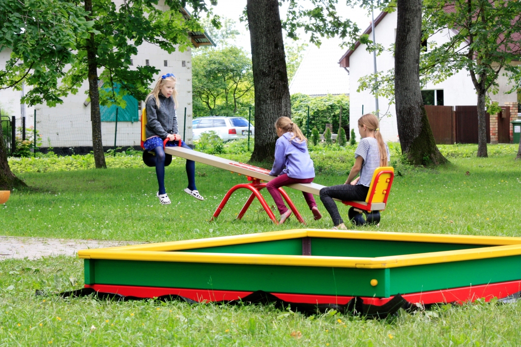 Mazie skrīverieši jau aktīvi izmanto jaunos rīkus rotaļu laukumos.
Autors: Kitija Boļšakova