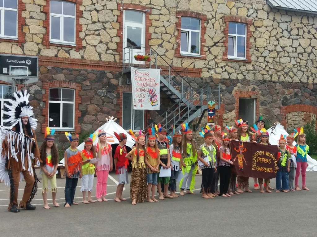 MAZIE UN LIELIE INDIĀŅI lieliski iejutās savās lomās.
Autors: Sandra Pumpure