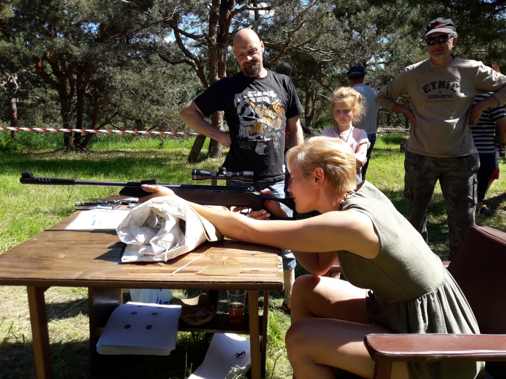 Ne tikai vīru priekšrocība. Sacensībās par Jāņu buka kausu iesaistījās arī daiļā dzimuma pārstāves.
Autors: Raivis Bērziņš