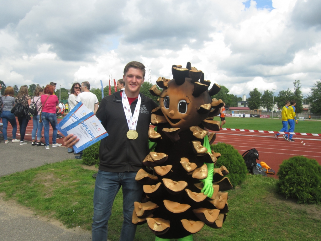 Pilns medaļu komplekts! Aizkrauklietis Oļegs Kozjakovs Latvijas olimpiādē pēc mačiem kopā ar sacensību talismanu.
Autors: no Aizkraukles novada sporta skolas