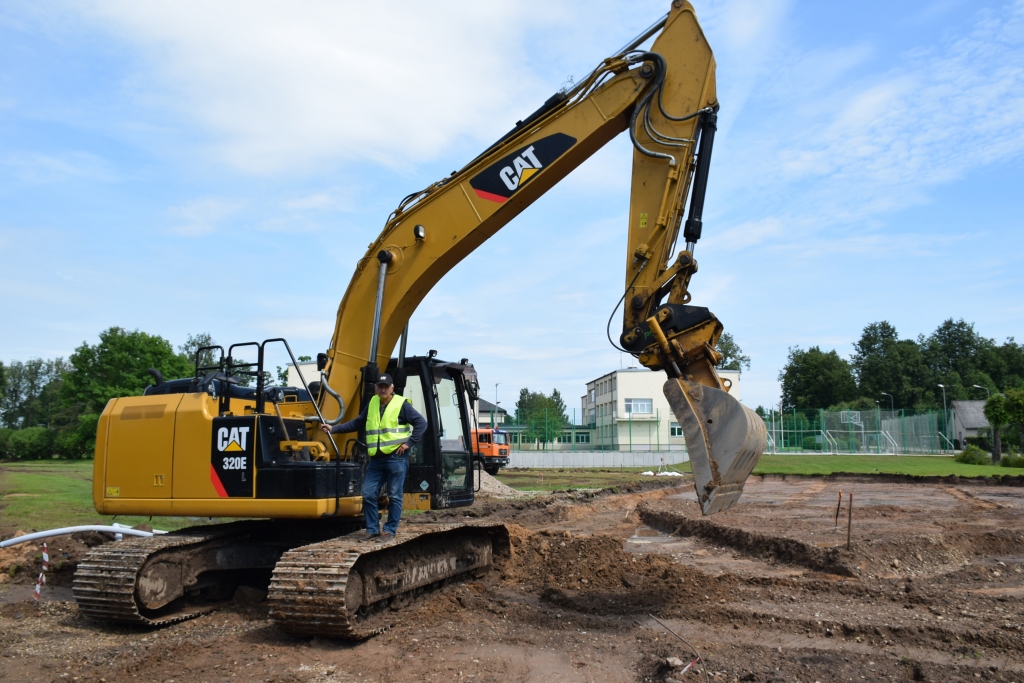 Skrīveru vidusskolas stadionā sākušies pārbūves darbi, un, ja laikapstākļi būs labvēlīgi, tie būtu jāpabeidz līdz jaunā mācību gada sākumam.
Autors: Līga Patmalniece