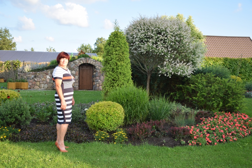 Vērtība. Agrita Laizāne un fonā dārza lepnums — milzu pagrabs.
Autors: Imants Kaziļuns