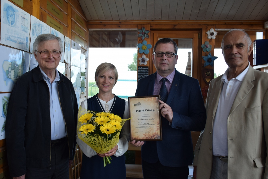 “Daugavas savienības” valdes priekšsēdētājs Ivars Sekacis (no labās), saņemot balvu, sveica “Kokneses fonda” valdes locekli Daini Vingri, fonda valdes priekšsēdētāju Valdu Auziņu un tā dibinātāju un Likteņdārza idejas autoru Vili Vītolu.
Autors: Guna Skaistkalne