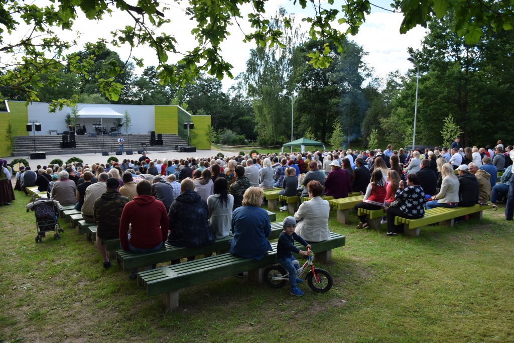 Brīvu vietu maz. Estrādes atklāšanas pasākumā aizņemtas bija gandrīz visas 700 skatītāju vietas.
Autors: Imants Kaziļuns