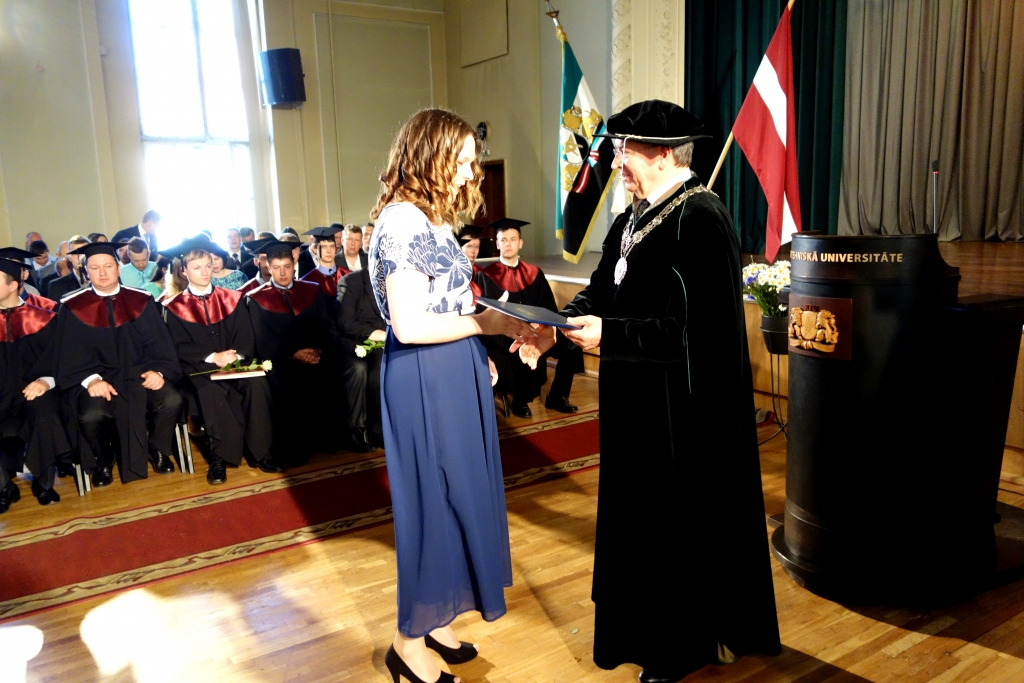 PRIECĪGS NOTIKUMS. Ilze — saņemot bakalaura diplomu.
Autors: no personīgā arhīva