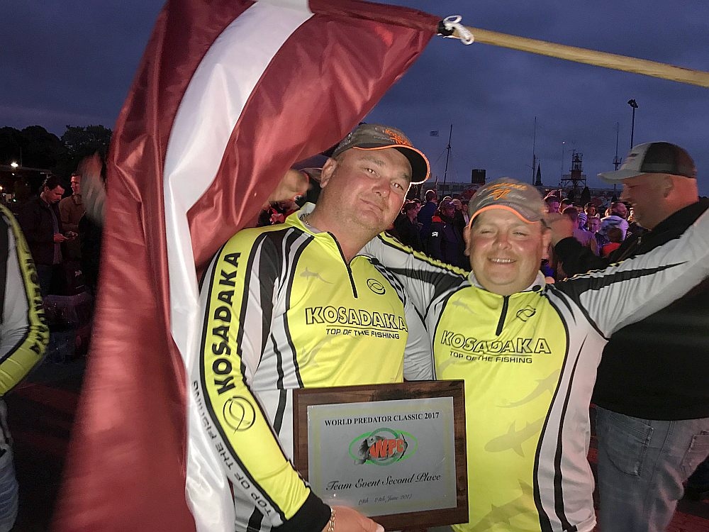 Patīkams brīdis. Jānis Skrabāns (no kreisās) un Vitālijs Karpenkovs Holandē kāpa uz goda pjedestāla otrā pakāpiena.
Autors: no personīgā arhīva