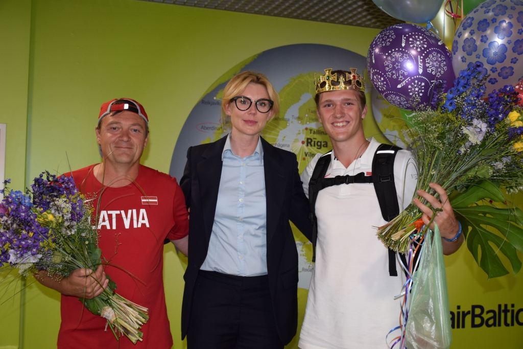 Vicečempions. Oļegu Kozjakovu un viņa treneri Valēriju Veļčinski par iegūto otro vietu Pasaules čempionātā desmitcīņā U18 grupā sveica Latvijas vieglatlētikas savienības jaunā prezidente, vieglatlēte Ineta Radēviča.
Autors: Guna Skaistkalne