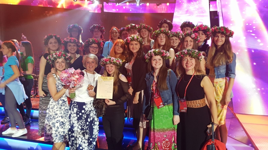 Priecīgas un laimīgas. Pēc rezultātu paziņošanas arēnā “Rīga”.