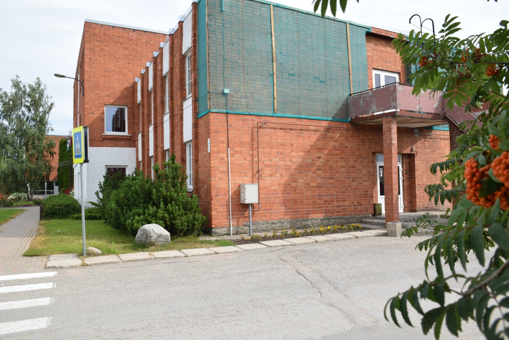 Aizkraukles novada vidusskolas sākumklašu ēka. Visas BVKB prasības un ieteikumi izpildīti — uzlikts siets ēkas fasādei, lai garāmgājējiem uz galvas nekristu apmetums.
Autors: Inga Patmalniece