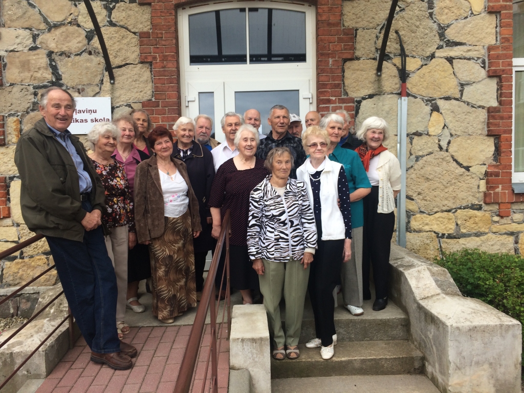 Pļaviņu 1. vidusskolas 1958. gada absolventi pie savas mīļās skolas Daugavas krastā.
Autors: no absolventu albuma