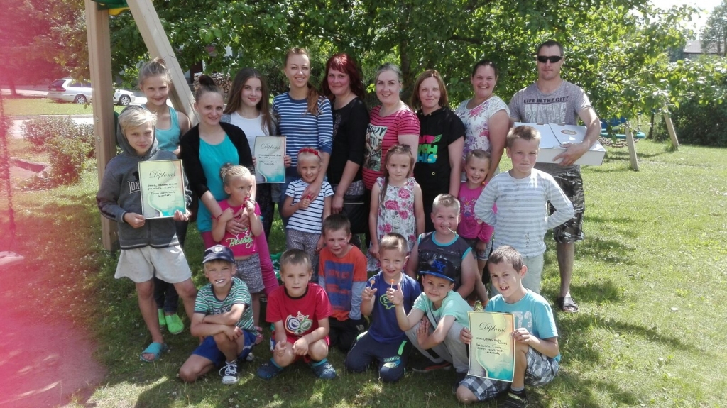 SECES ĢIMENES aktīvi piedalījās orientēšanās sacensībās. Noslēgumā tapa kopbilde.
Autors: Judīte Ledvika