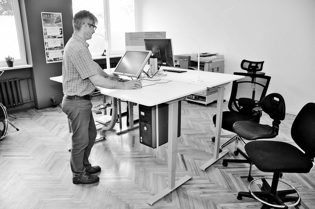 Ergonomisti iesaka darba dienu sākt, aptuveni pusstundu rakstot vai lasot stāvus — lai palīdzētu ķermenim “atdzīvoties”. 	Daiņa Ģelža foto
Autors: Dainis Ģelzis