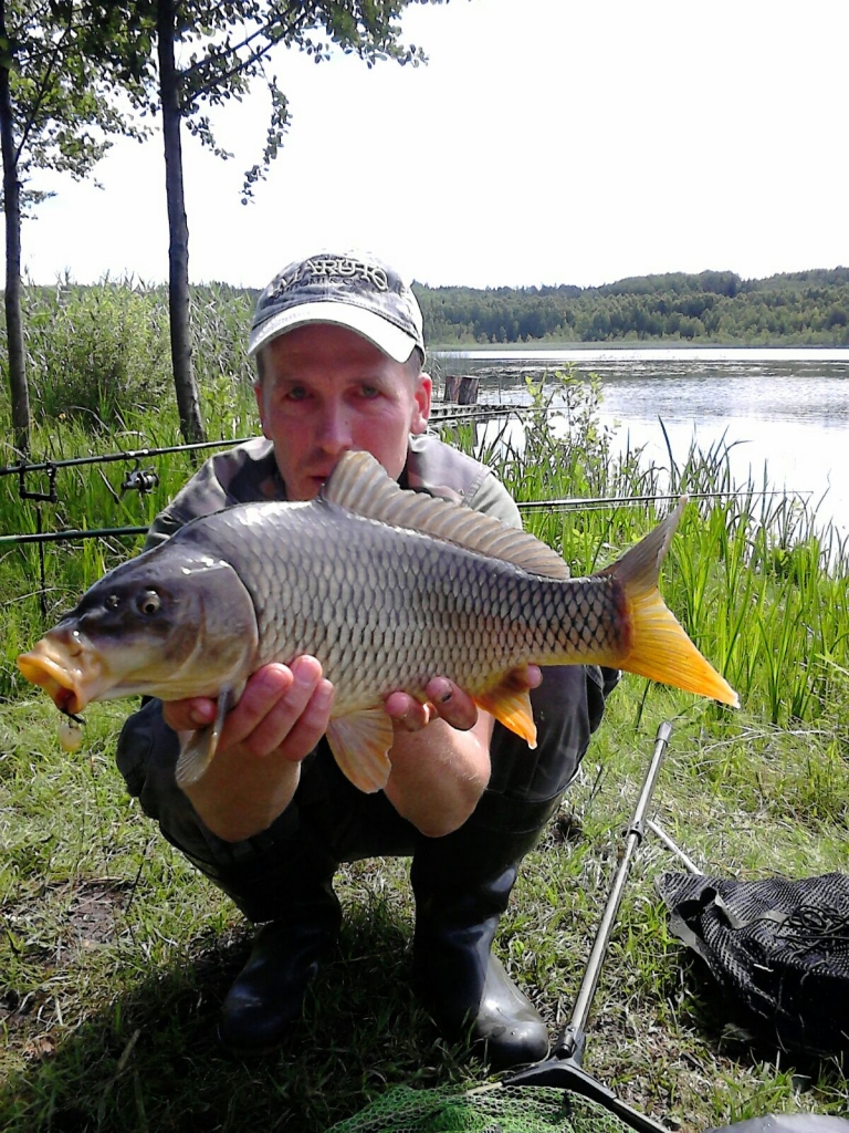 Fotogrāfija priekam. Noķertā skaistule pēc svēršanas bija atlaista atpakaļ ūdenī.
Autors: no personīgā albuma