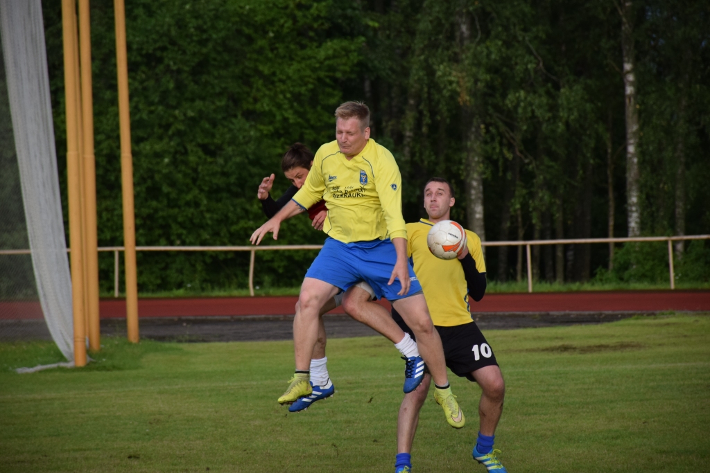 Divi pret vienu. Komandas “Poila” futbolisti laukumā pašaizliedzīgi cīnās par bumbu. Teicams spēlētāju sniegums — līderpozīcijas pēc otrās kārtas nostiprinātas.
Autors: Viesturs Kaktiņš