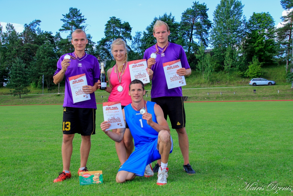 Neretietis Mairis Dzenis (priekšplānā) ar draugiem strītbolā ieguva 2. vietu.
Autors: no Maira Dzeņa albuma