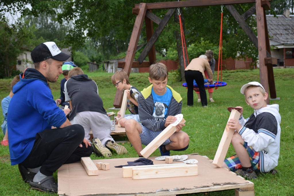 JAUNĀ PAAUDZE. Daudzeses pagasta jaunieši aktīvi piedalās topošā Mazbānīša parka lielformāta spēļu laukuma iekārtošanā.
Autors: Elita Brovacka