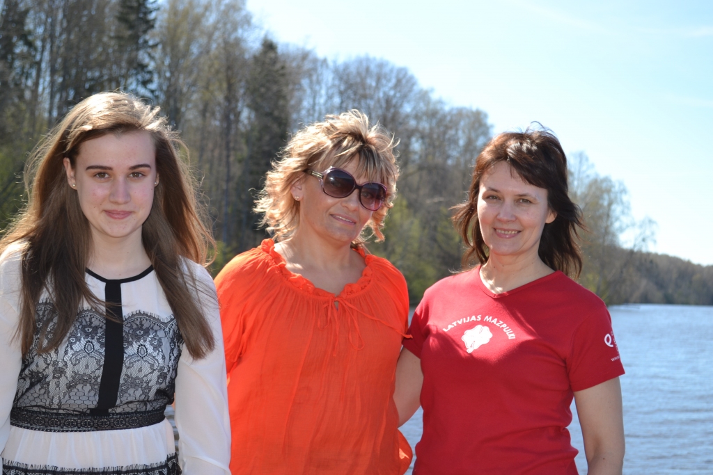 FOTOAKCIJAS DALĪBNIECES Astrīda Mencendorfa (no labās), Elita Stugle un Alita Umbraško ikdienā fotografē tikai savam priekam.
Autors: Elita Brovacka