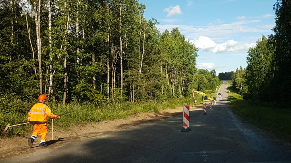 Remontdarbi ceļa posmā Jaunjelgava — Aizkraukle. Pusotra miljona vērtos būvdarbus noslēgt paredzēts septembrī.
Autors: Imants Kaziļuns