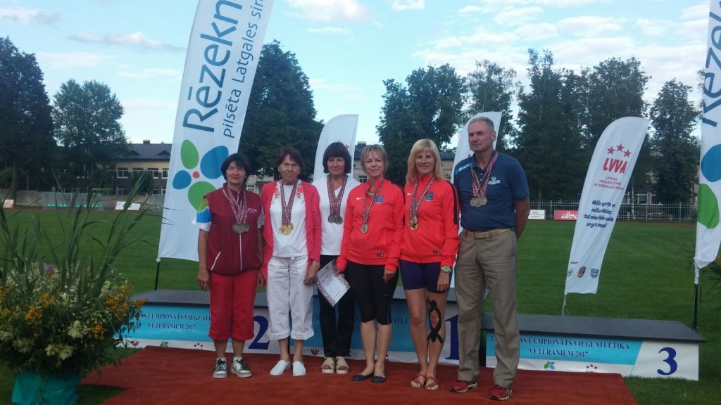 Komanda. Aija Vītola, Anna Lulle, Mārīte Kažmēre, Inga Ziediņa, Angelika Pantļejeva un Arvīds Vītols. Fotogrāfijas tapšanas brīdi klāt nebija Ditas Martinsones.
Autors: no Aijas Vītolas albuma