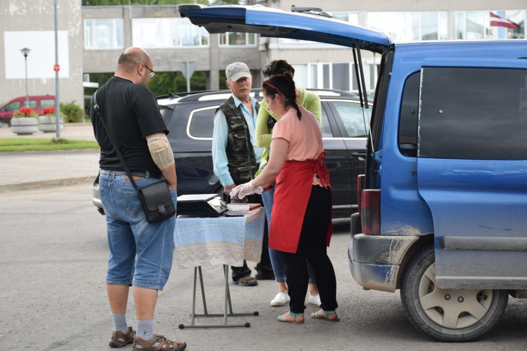 No automašīnas tiek tirgotas desas un kūpināta gaļa.
Autors: Guna Mikasenoka