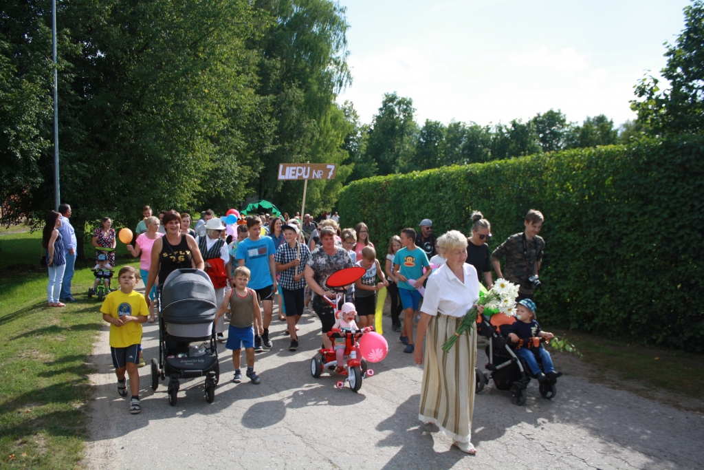 Pirmo reizi. Valles iedzīvotāju svinīgs gājiens savam priekam.
Autors: Imants Kaziļuns