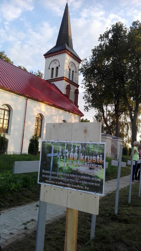 Pārdomu vēstījumi šaisaulē dzīvojošajiem. Vairāk kā 100 krustu pie baznīcas Vallē.