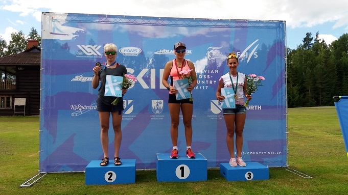 Slēpo arī vasarā! Aizkraukliete Anda Muižniece (otrajā vietā) ziemas sezonai vasarā gatavojas, nodarbojoties ar rollerslēpošanu.
Autors: no personīgā arhīva