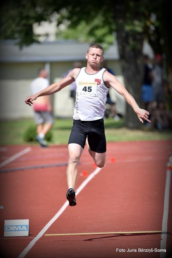 pretim bronzas medaļai. Koknesietis Dāvis Kalniņš trīssoļlēkšanā.
Autors: Jura Bērziņa-Soma