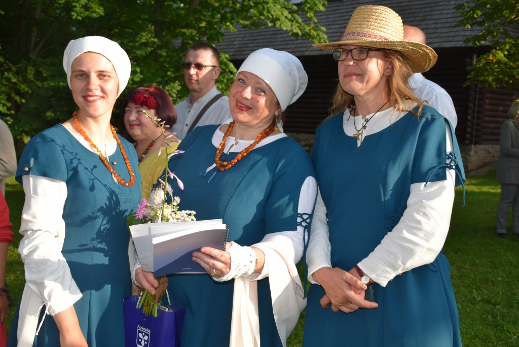 SKAN DZIESMAS ZIEDOŠĀS vasaraS PLAUKUMĀ. Lustīgās rucavietes no Rucavas kapelas “Paurupīte” dziedāja no sirds un svētkus izbaudīja visā to krāšņumā.
Autors: Guna Mikasenoka