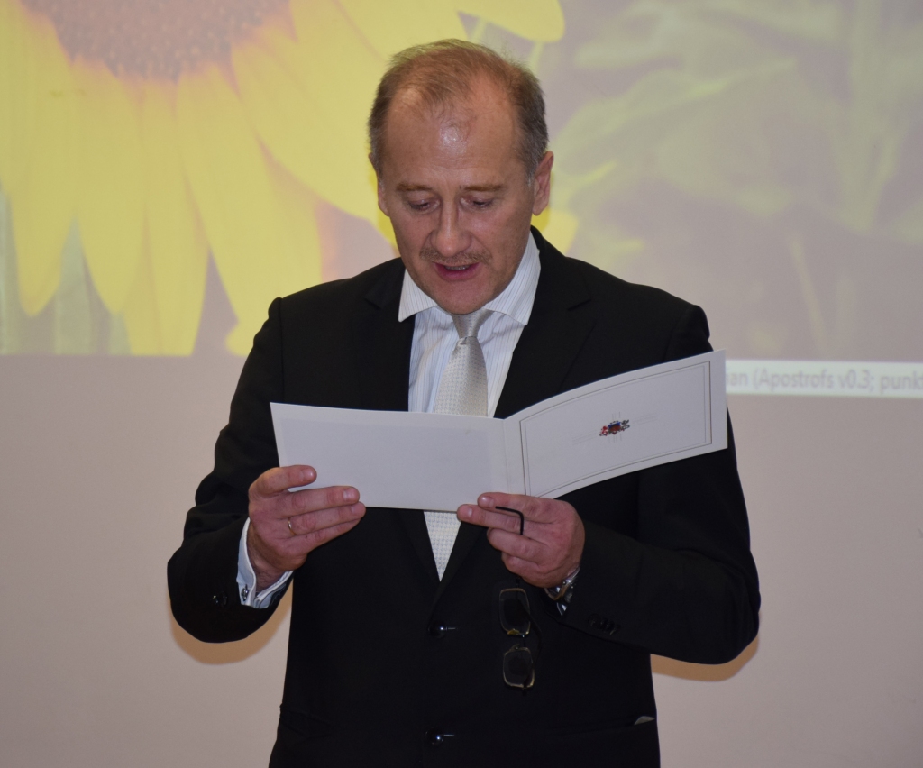 LIKUMSAKARĪGS SOLIS. Jaunjelgavas novada domes priekšsēdētājs Guntis Libeks uzskata, ka zaudējumu kompensācijas pieprasīšana no Ministru Kabineta ir draudzīgs domes lūgums.
Autors: no “Staburaga” arhīva