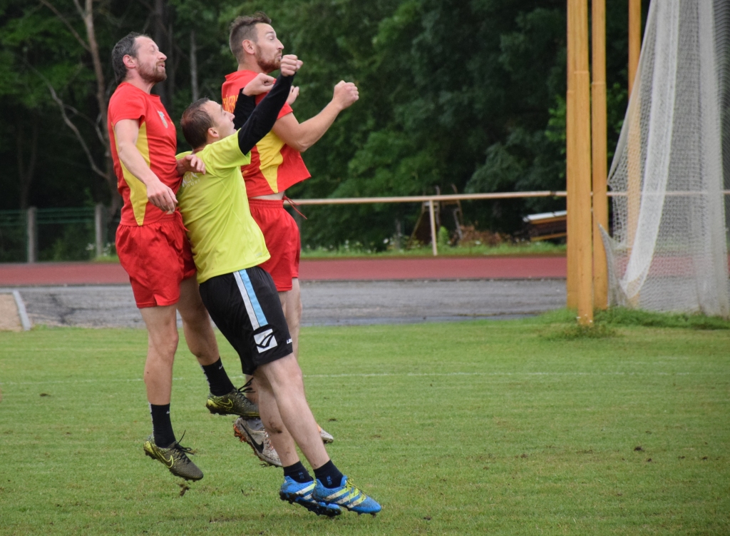 “Pabīdies!”. Vienā no vakara pirmajiem mačiem tikās vienības “Poila” un Skrīveru spēlētāji. Sīvā cīņa beidzās bez vārtu guvumiem.
Autors: Viesturs Kaktiņš