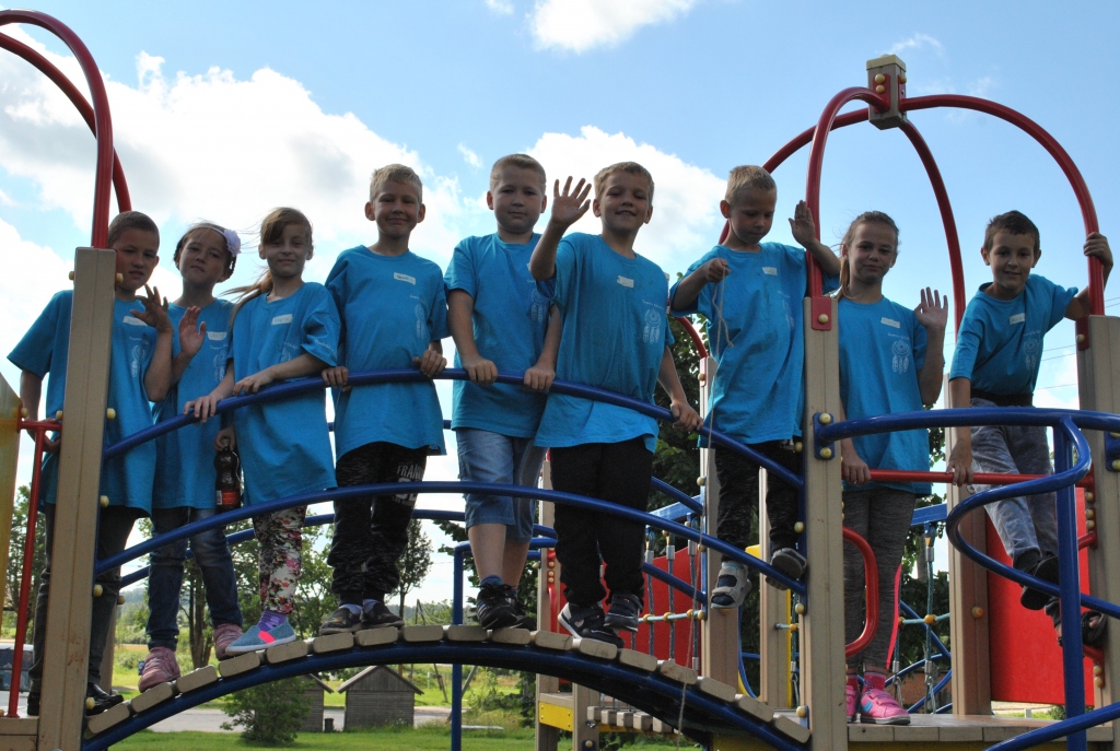 Mazākie nometnes dalībnieki Seces pagastā trīs dienas apguva darba pasauli un kopā rotaļājās. Viņus varēja pazīt pēc vienādiem krekliņiem.