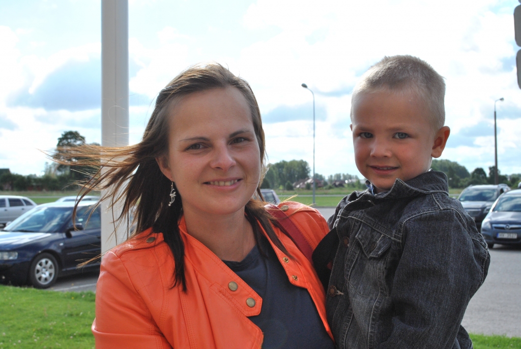 Maija Zeilāne un Roberts
no Vecbebriem
— Saistībā ar šo gadījumu man gribas teikt, ka varasiestādēm Latvijā nav ko darīt! Es ielūkojos šajā portālā, tas ir ļoti noderīgs, pārskatāms, un tajā var atrast daudz noderīga. Esmu portāla īpašnieku, nevis Valsts ieņēmumu dienesta pusē, un ceru, ka viņiem izdosies pastāvēt un gūt uzvaru šajā konfliktā.