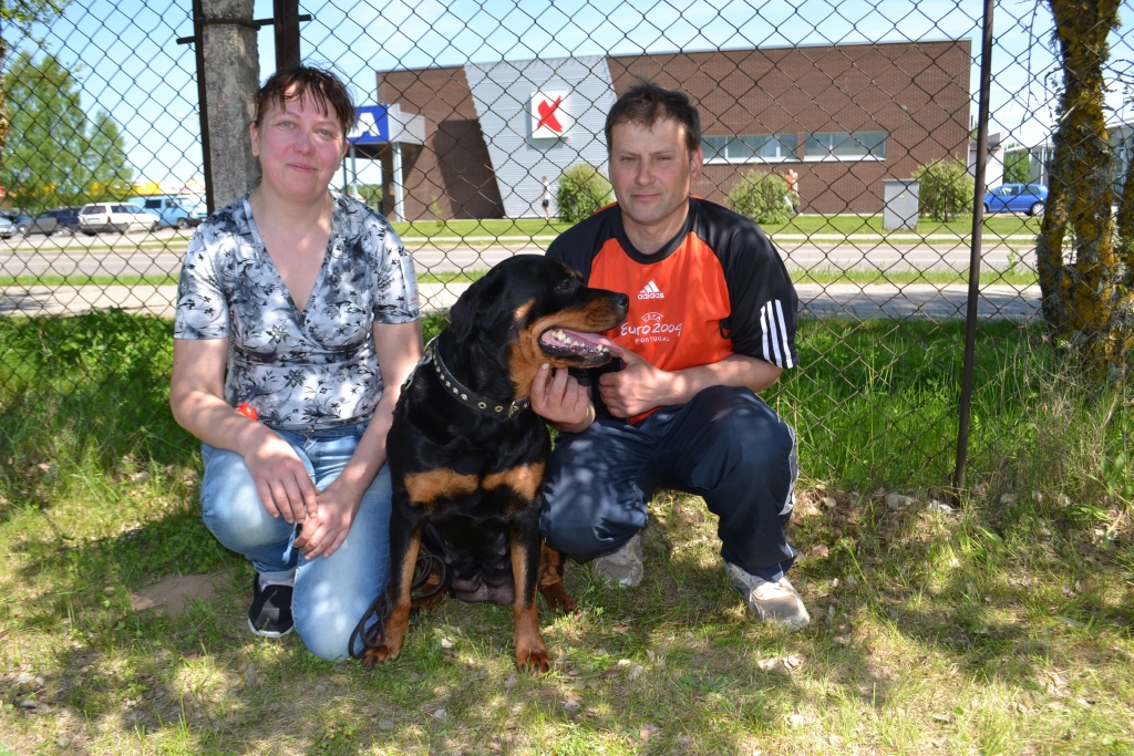 AUDŽUMĀTE. Pļaviņieši Ludmila Krasta un Romans Rumjancevs šovasar Aizkrauklē notikušajā suņu izstādē ar Barfiju, kura bijusi audžumāte daudziem kucēniem.
Autors: Guna Mikasenoka