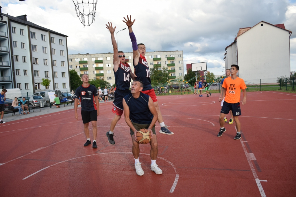 Dubults neplīst. Diviem Kokneses komandas spēlētājiem radās viena un tā pati doma — bloķēt. Stratēģija darbojas — koknesieši ir grupas līderi.
Autors: Viesturs Kaktiņš