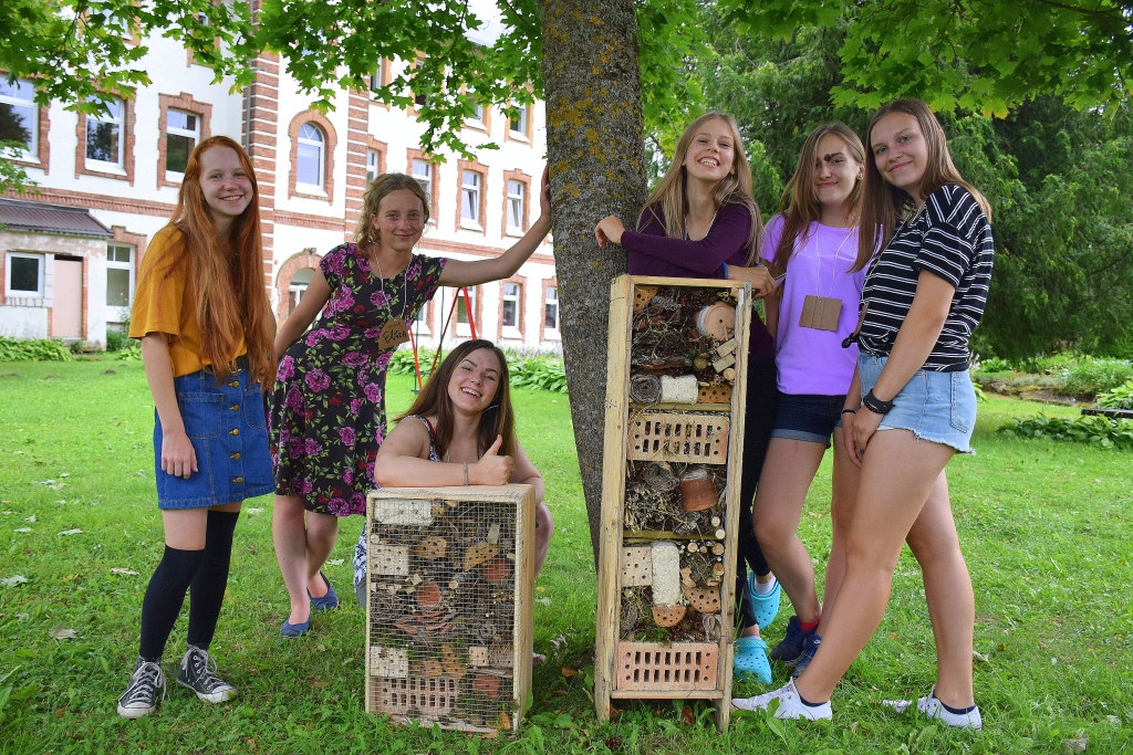 Foruma dalībnieces no Andreja Upīša Skrīveru vidusskolas un Aizkraukles novada vidusskolas: Agate (no kreisās), Elīza, Kate-Katrīna, Patrīcija, Paula un Megija pie ekoskolu koordinatoru atstātās dāvanas koknesiešiem — kukaiņu viesnīcām — ar dažādiem dabas materiāliem pildītām kastēm.
Autors: Imants Kaziļuns