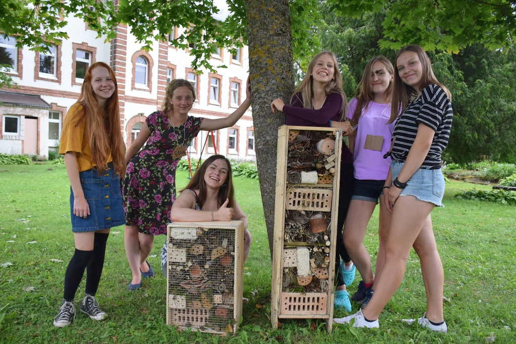 No kukaiņiem nebaidās. Foruma dalībnieces no Andreja Upīša Skrīveru vidusskolas un Aizkraukles novada vidusskolas: Agate (no kreisās), Elīza, Kate-Katrīna, Patrīcija, Paula un Megija pie ekoskolu koordinatoru atstātās dāvanas koknesiešiem — kukaiņu viesnīcām — ar dažādiem dabas materiāliem pildītām kastēm. Tās kalpo par mājvietu dažādiem kukaiņiem — kaitēkļu dabiskajiem ienaidniekiem.
Autors: Imants Kaziļuns