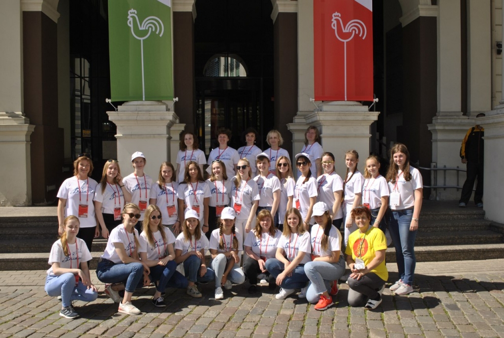 Kamerkoris “Baltika”. Pirmajā rindā pirmā no labās — Lība Zukule.