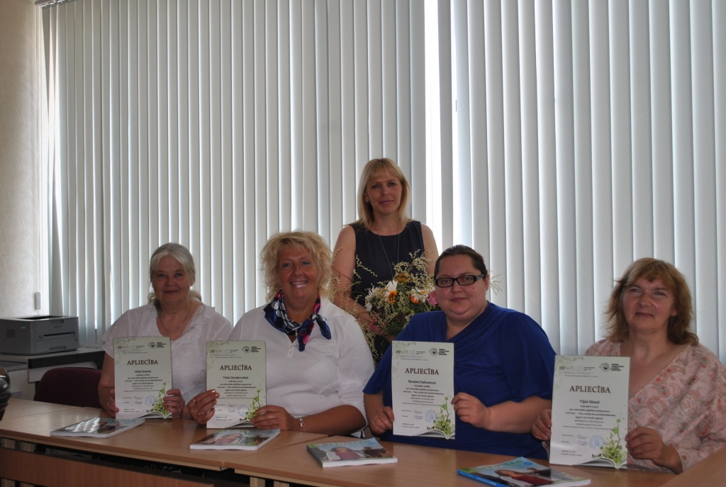 IDEĀLAS SKOLNIECES — tā par kursu apmeklētājām Gitu Ezeru (no kreisās), Vitu Zarakovsku, Renāti Salenieci un Viju Sūnu saka pasniedzēja Laila Andžāne (aizmugurē).
Autors: Elita Brovacka