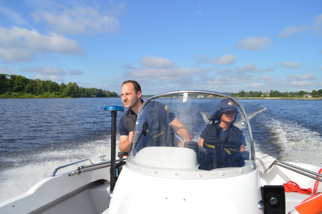 Malu zvejnieku bieds. Pļaviņu novada pašvaldības policijas priekšniece Zane Grīnberga un inspektors Aleksandrs Andronovs uzrauga, lai nenotiktu nelikumīga zveja.
Autors: Sanita Kitajeva