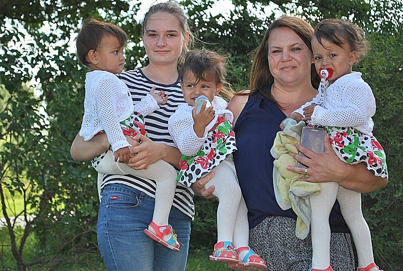 MĀMIŅA Līga (no labās) kopā ar savu kustīgo trijotni — trīnītēm Fariu, Haiku un Haniu. Lai taptu bilde, mazās vienkopus noturēt ir gandrīz neiespējami, tāpēc palīgā nāk Līgas māsasmeita Sanija.
Autors: Elita Brovacka