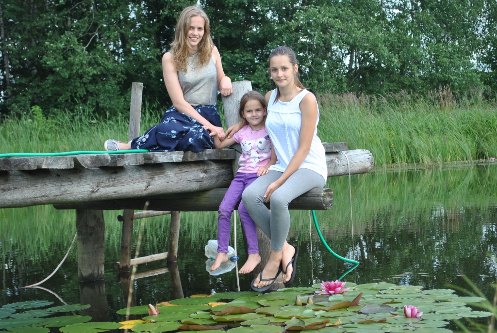 TREJMEITIŅAS — Dita (no kreisās), Eva un Guna Grundspeņķes sava ūdensrožu dārza vidū.
Autors: Elita Brovacka