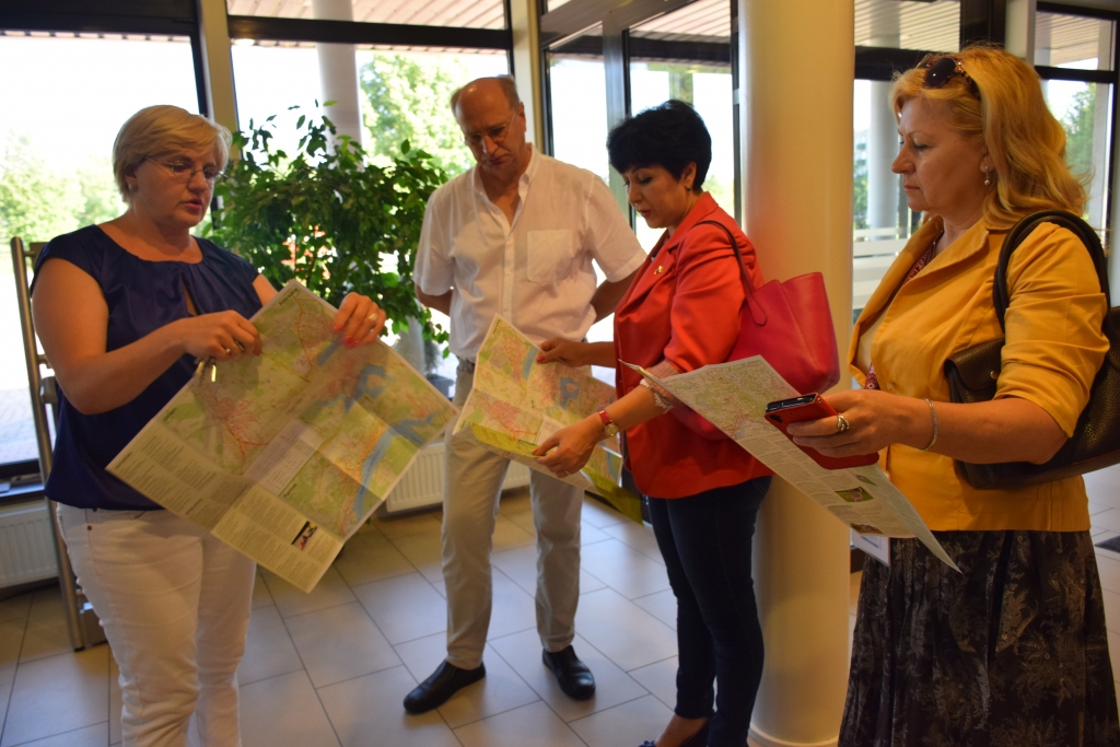 Liela interese. Kultūras nama direktore Anta Teivāne (no kreisās) un Aizkraukles novada domes priekšsēdētājs Leons Līdums Moldovas viešņām Marijai Kuļesovai un Natālijai Railenai stāsta par uzņēmējdarbības un tūrisma attīstību novadā.
Autors: Inga Patmalniece