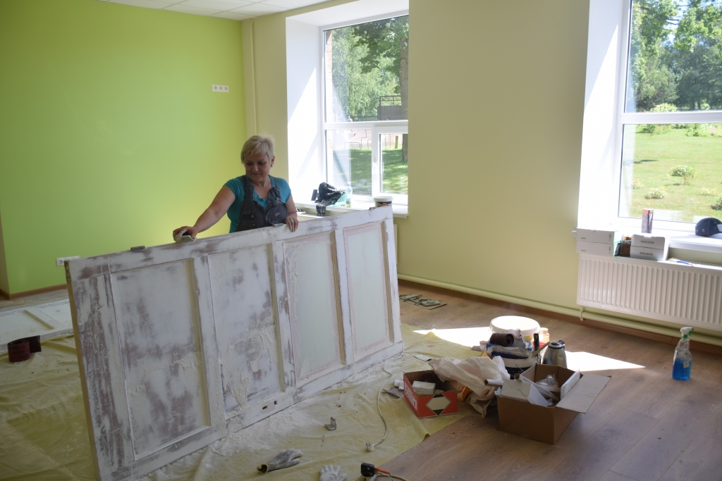 Vēl pēdējās nianses. Meistari dod jaunu elpu līdz šim labi kalpojušajām durvīm.
Autors: Imants Kaziļuns