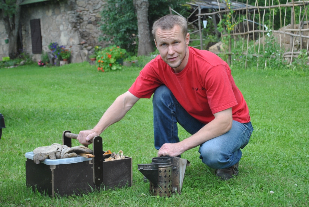 AR MANTOJUMU. Didzis biškopja amatu sācis ar mantojumā saņemto dūmekli un vectēva grāmatu par bitēm.
Autors: Elita Brovacka