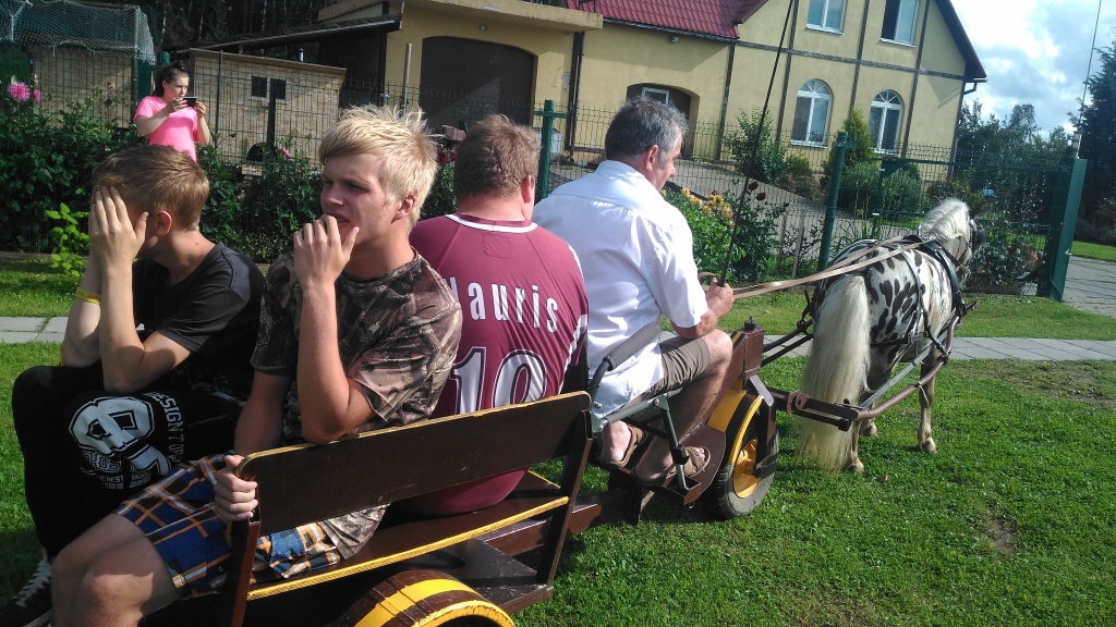 Viens no dienas piedzīvojumiem — vizināšanās ar poniju.
Autors: Inita Bērzkalna