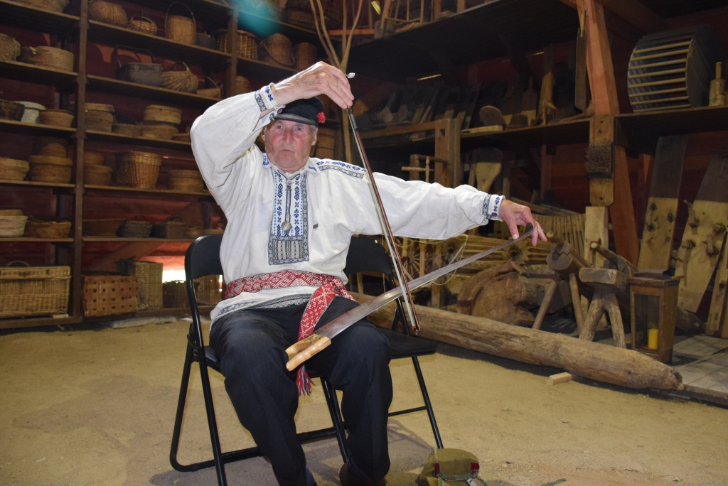 Mūzikas instruments no Zviedrijas. “Šis ir muzikālais zāģis — gatavots Zviedrijā, tā viens gals ir platāks, otrs — šaurāks,” stāsta Jānis Pūķis. Lai iegūtu vajadzīgo skaņu, ar vienu roku jāloka zāģis, ar otru uz augšu un leju jāvelk lociņš.
Autors: Guna Mikasenoka