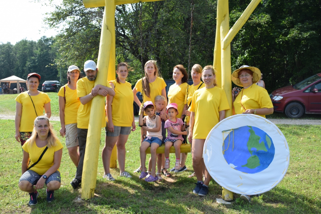 SPORTOŠANAI GATAVA arī Jaunjelgavas novada sociālā dienesta komanda, kopā ar savējiem dienesta vadītāja Evija Elksne (no labās).
Autors: Elita Brovaka